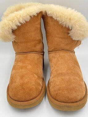UGGS Bailey Button S/N 5803 Australian shearling ankle boots round toe W 9